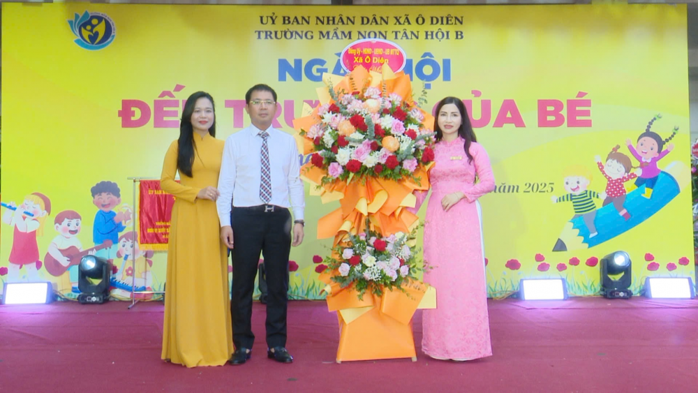 Lãnh đạo xã Ô Diên hân hoan đón năm học mới cùng gần 18.000 học sinh xã nhà