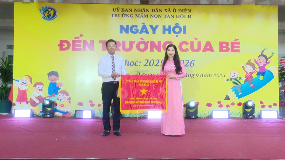 Lãnh đạo xã Ô Diên hân hoan đón năm học mới cùng gần 18.000 học sinh xã nhà