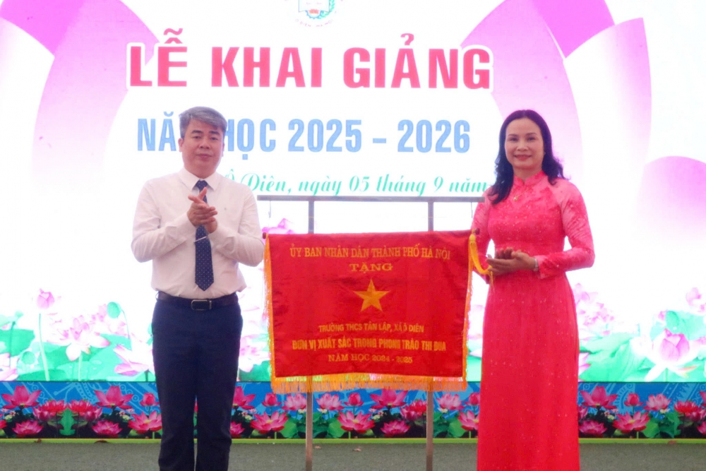 Lãnh đạo xã Ô Diên hân hoan đón năm học mới cùng gần 18.000 học sinh xã nhà