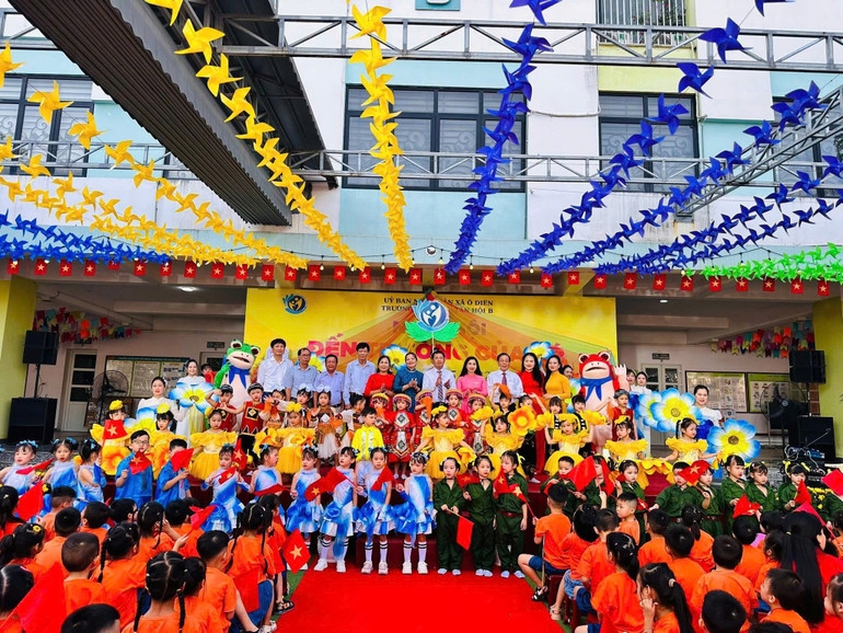 Lãnh đạo xã Ô Diên hân hoan đón năm học mới cùng gần 18.000 học sinh xã nhà