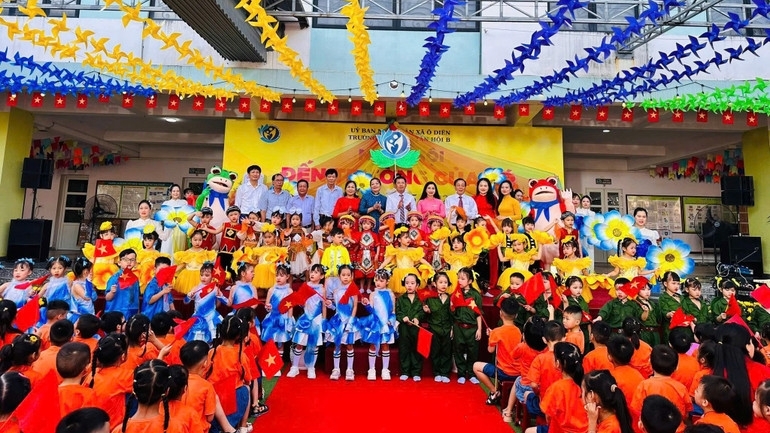 Lãnh đạo xã Ô Diên hân hoan đón năm học mới cùng gần 18.000 học sinh xã nhà