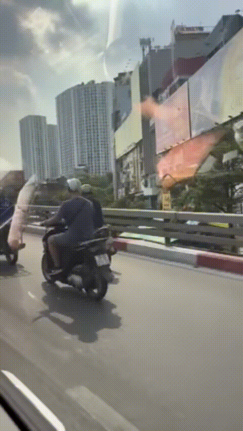 Vừa chạy xe máy vừa dùng điện thoại, bị chính Cục trưởng CSGT ghi hình