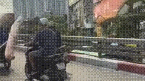 Vừa chạy xe máy vừa dùng điện thoại, bị chính Cục trưởng CSGT ghi hình