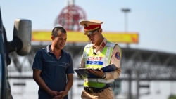 tu 99 bat dau phat xe tai di vao lan sat dai phan cach tren 2 tuyen cao toc