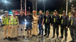 canh sat giao thong bat doi tuong cuop tai san dang lan tron tren xe khach