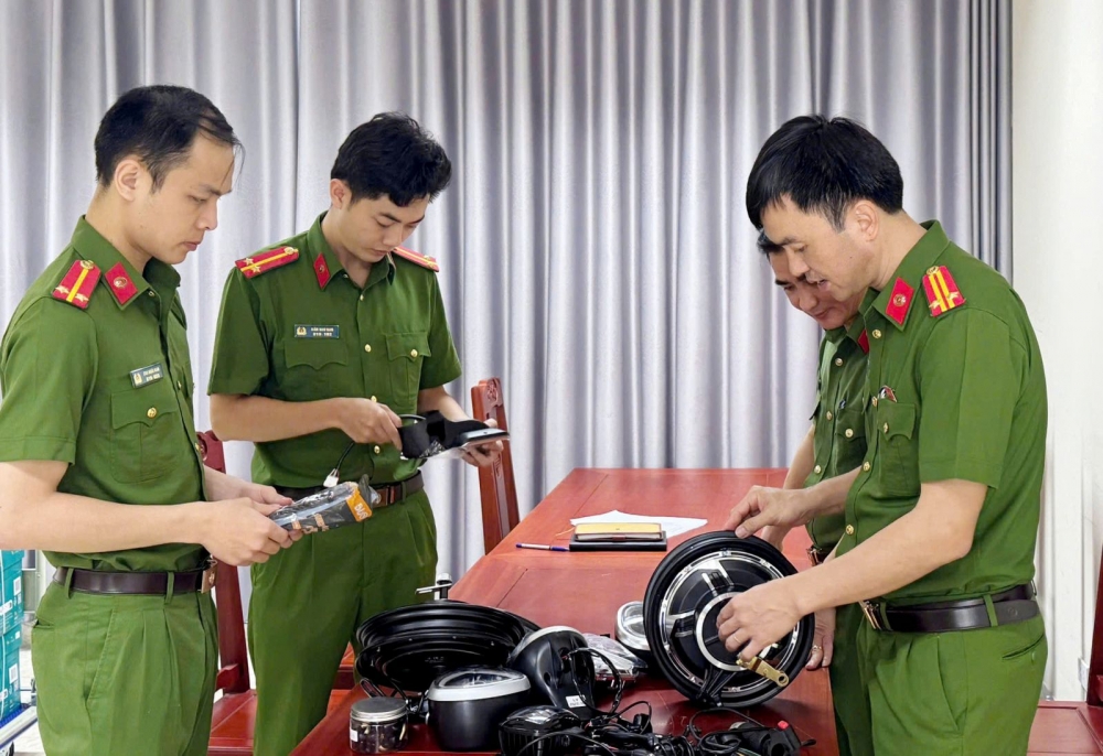 Cảnh báo chiêu giấu bình ắc quy xe điện trong container để trốn thuế nhập khẩu