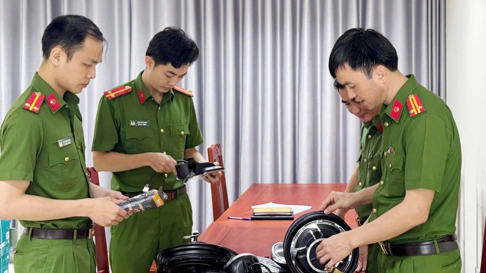 Cảnh báo chiêu giấu bình ắc quy xe điện trong container để trốn thuế nhập khẩu