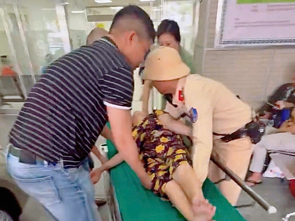 Cảnh sát giao thông mở đường đưa người phụ nữ bị nhồi máu não đi cấp cứu