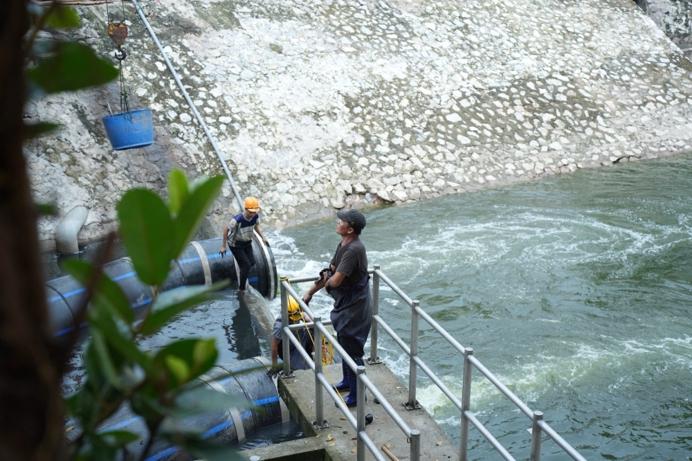 Hà Nội có thể sẽ đặt chậu cây che các cửa xả, ống dẫn nước vào sông Tô Lịch