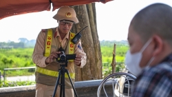 canh sat giao thong phai dung camera ghi lai qua trinh dung xe de kiem tra