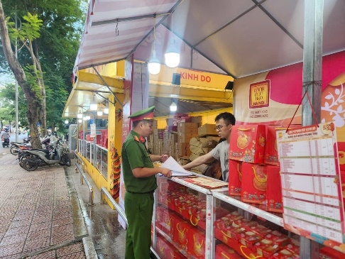 Hà Nội siết dựng quầy hàng bán bánh trung thu lấn chiếm vỉa hè