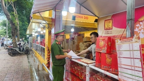 Hà Nội siết dựng quầy hàng bán bánh trung thu lấn chiếm vỉa hè