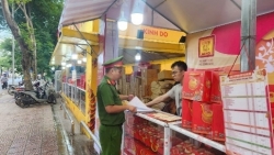 ha noi siet dung quay hang ban banh trung thu lan chiem via he