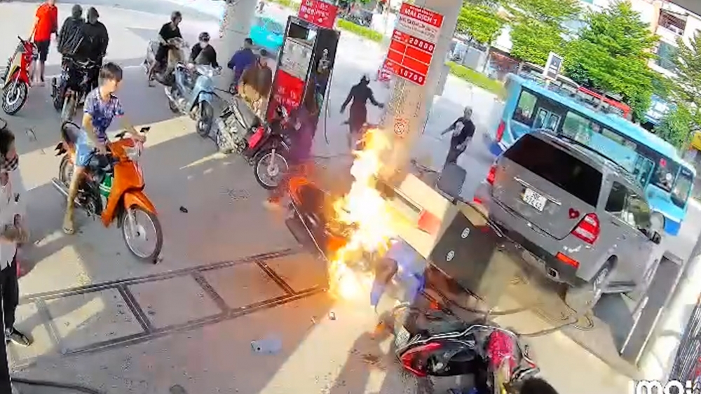 Ô tô Mercedes lùi húc đổ cột bơm cây xăng ở Hà Nội gây cháy dữ dội