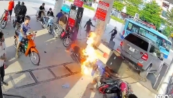 o to mercedes lui huc do cot bom cay xang o ha noi gay chay du doi