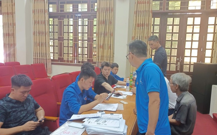 Các tổ chuyển đổi số cộng đồng xã Dương Hòa tích cực hỗ trợ người dân nộp thuế điện tử