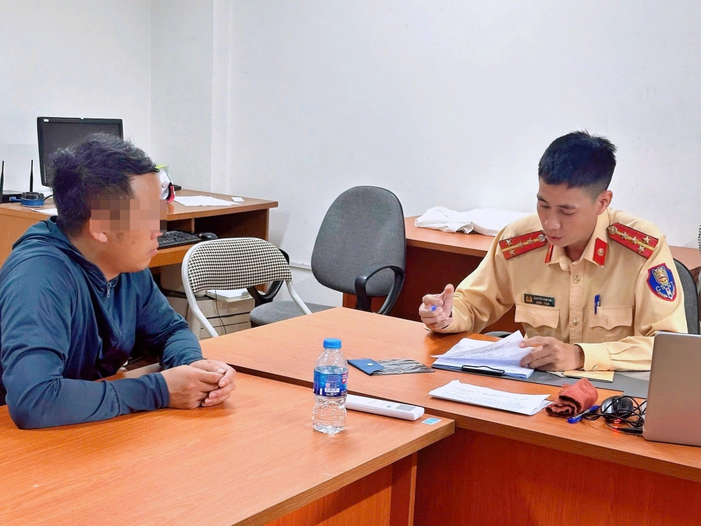 “Camera chạy bằng cơm” giúp cảnh sát bắt phạt tài xế xe tải vượt đèn đỏ