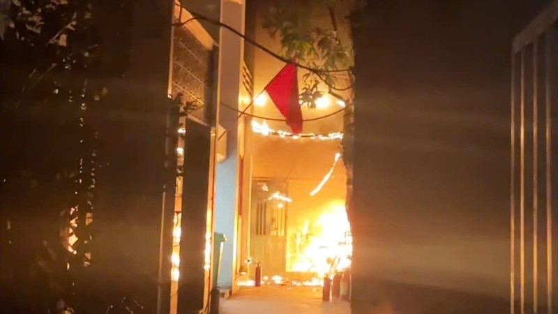 Cháy ngôi nhà 3 tầng ở Tây Hồ, cảnh sát cứu 2 người thoát nạn