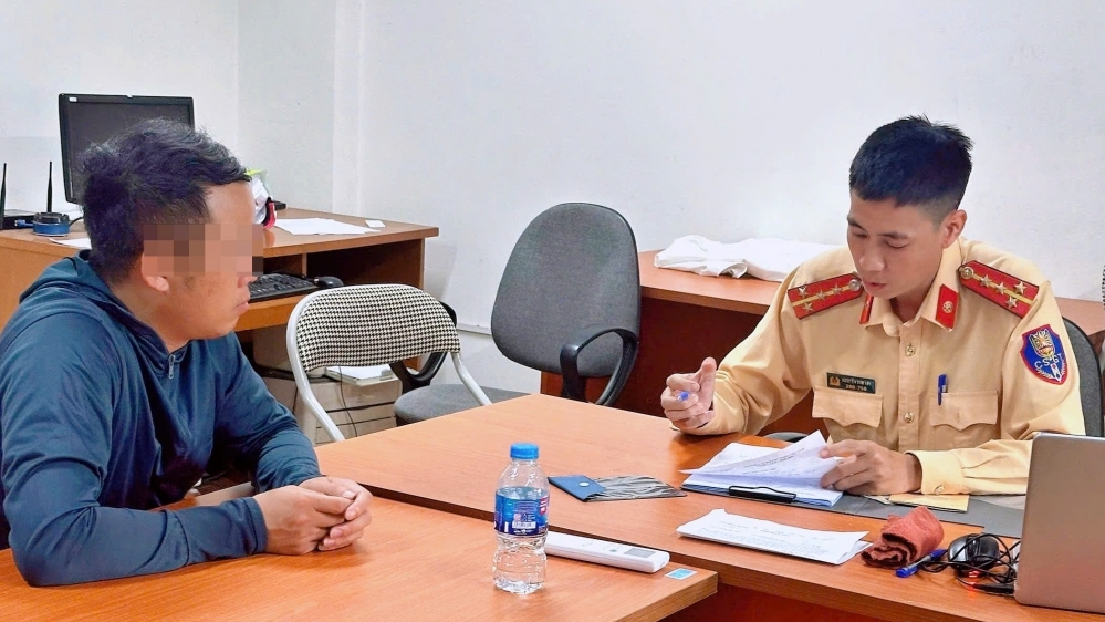 “Camera chạy bằng cơm” giúp cảnh sát bắt phạt tài xế xe tải vượt đèn đỏ