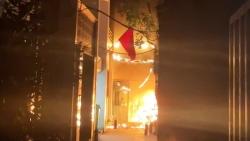 Cháy ngôi nhà 3 tầng ở Tây Hồ, cảnh sát cứu 2 người thoát nạn