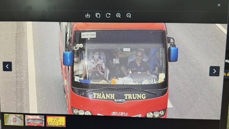 Camera giám sát giao thông AI phát hiện xe khách chở mô tô trong xe