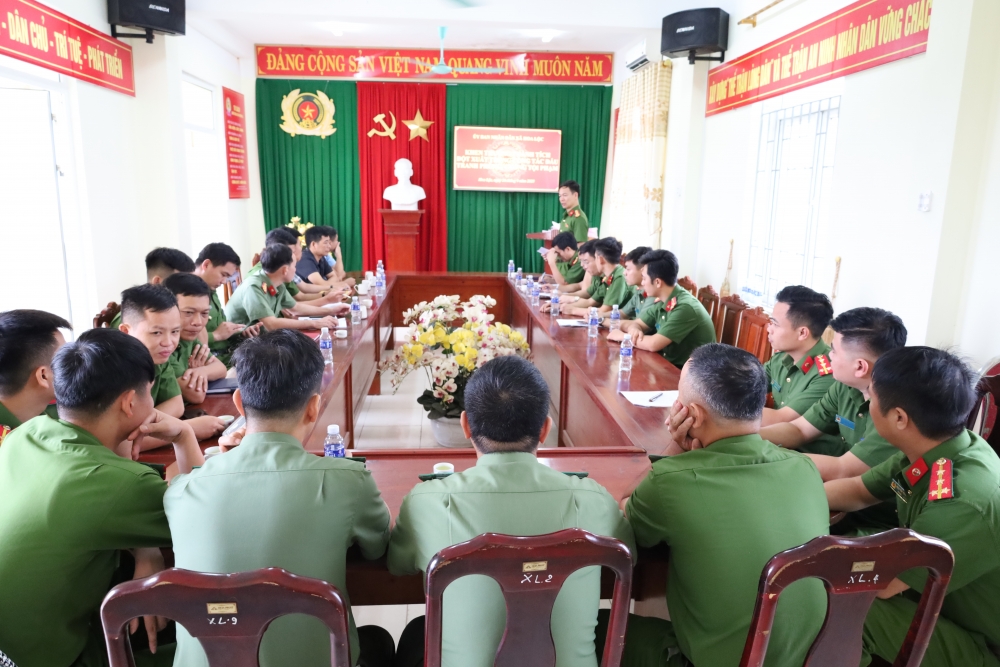 Khen thưởng “tổ đặc nhiệm” Công an xã Hoa Lộc do phá nhiều vụ án nghiêm trọng