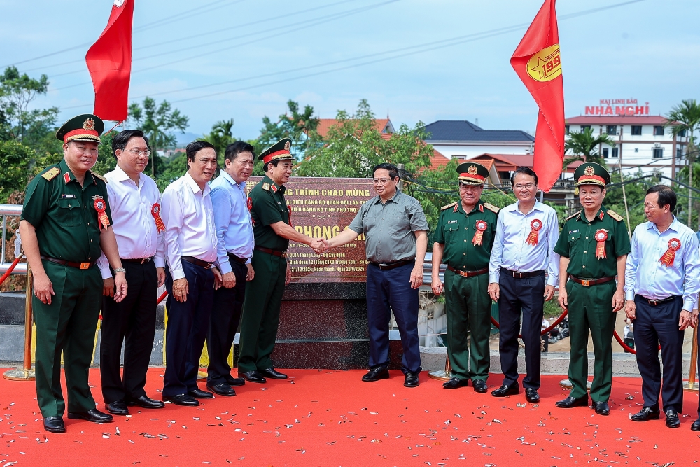 Thủ tướng: Khai thác cầu Phong Châu mới "xứng đáng với mong mỏi và những giọt nước mắt của người dân"