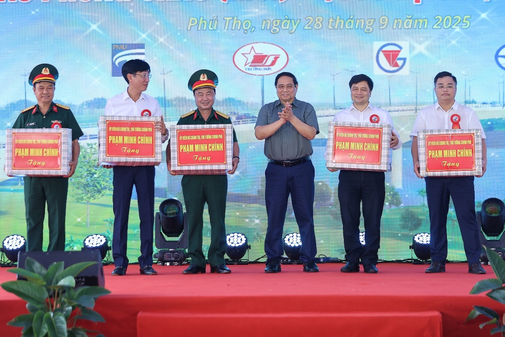 Thủ tướng: Khai thác cầu Phong Châu mới "xứng đáng với mong mỏi và những giọt nước mắt của người dân"