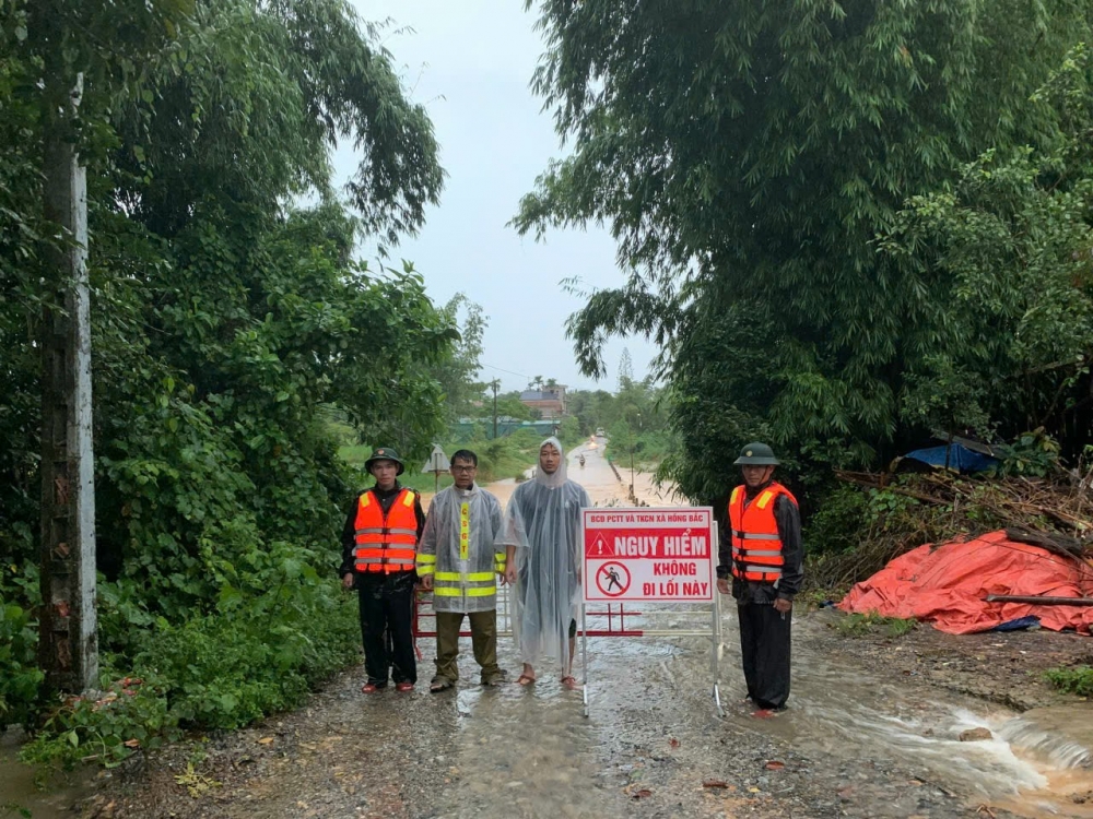 Bão số 10 chưa vào đất liền đã có 77 nhà dân hư hỏng, tốc mái; 1 người tử vong