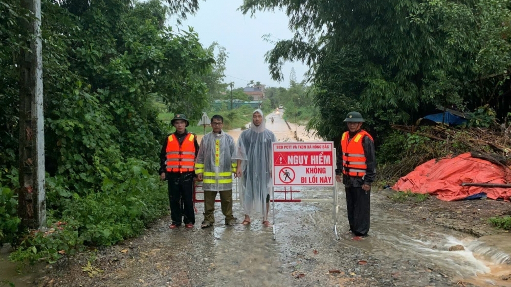 Bão số 10 chưa vào đất liền đã có 77 nhà dân hư hỏng, tốc mái; 1 người tử vong