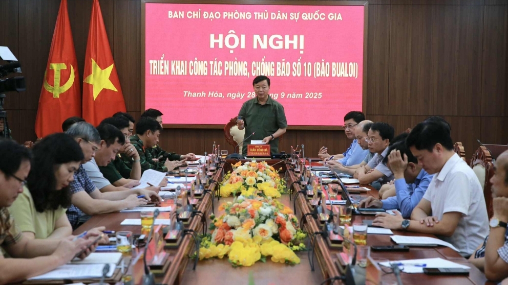 Bão số 10 đổ bộ đất liền vào ban đêm, gây khó khăn cho ứng phó