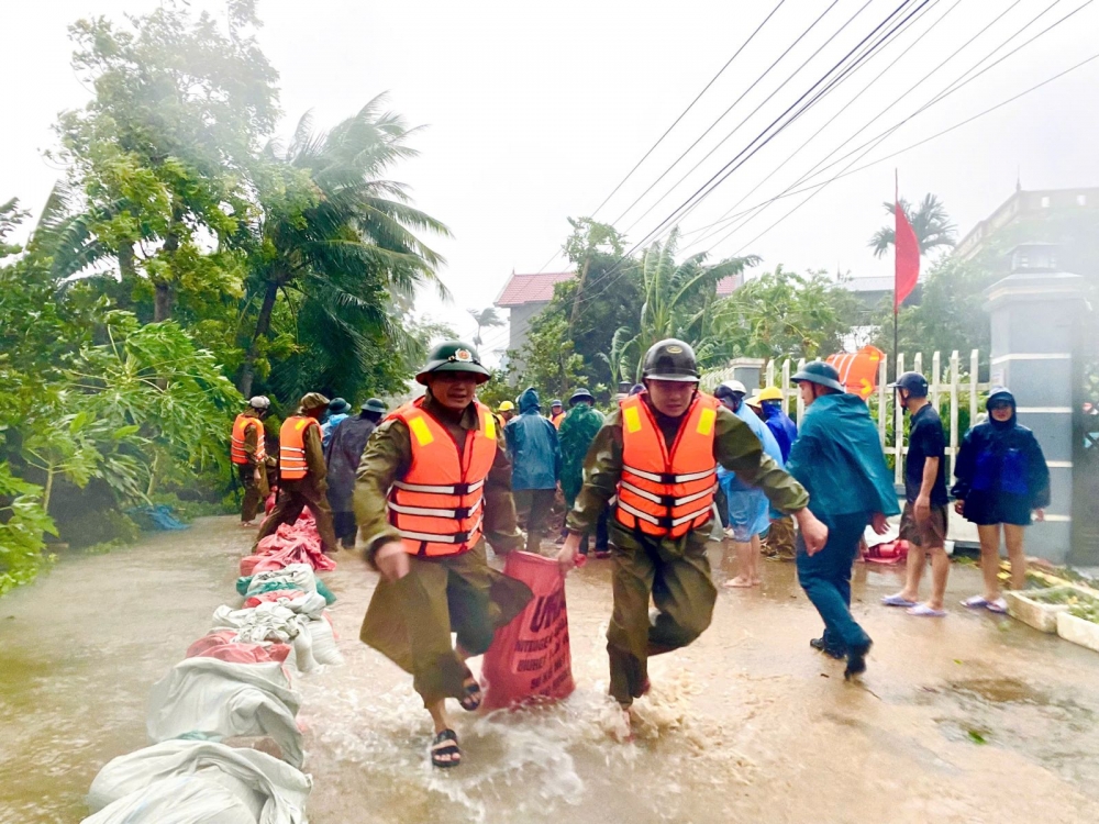 Bão số 10 suy yếu dần, nhưng tác động của hoàn lưu bão rất nguy hiểm