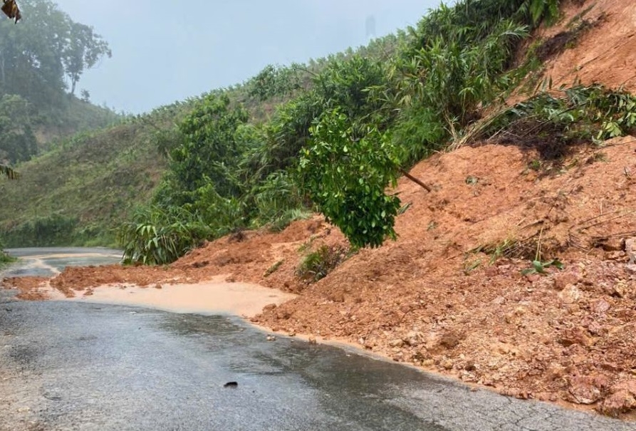 Quân quên mình xả thân vì dân giữa dòng nước lũ