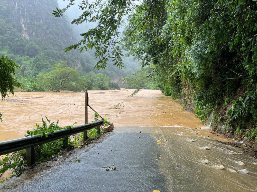 Quân quên mình xả thân vì dân giữa dòng nước lũ