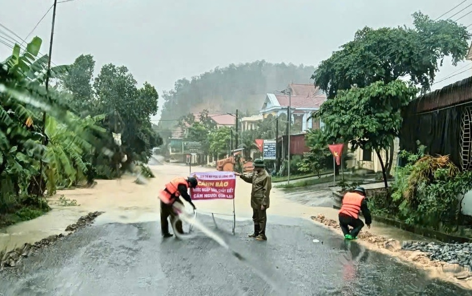 Quân quên mình xả thân vì dân giữa dòng nước lũ