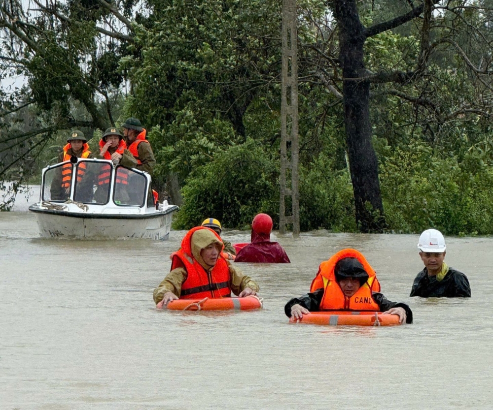 Quân quên mình xả thân vì dân giữa dòng nước lũ