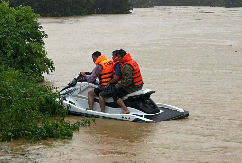 Quân quên mình xả thân vì dân giữa dòng nước lũ