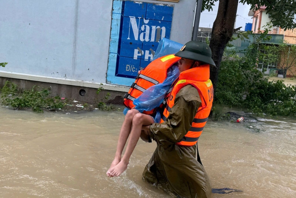 Quân quên mình xả thân vì dân giữa dòng nước lũ