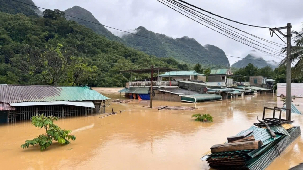 Quân quên mình xả thân vì dân giữa dòng nước lũ