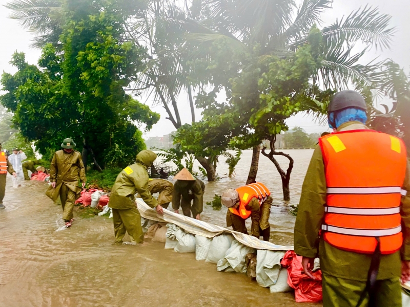 Quân quên mình xả thân vì dân giữa dòng nước lũ