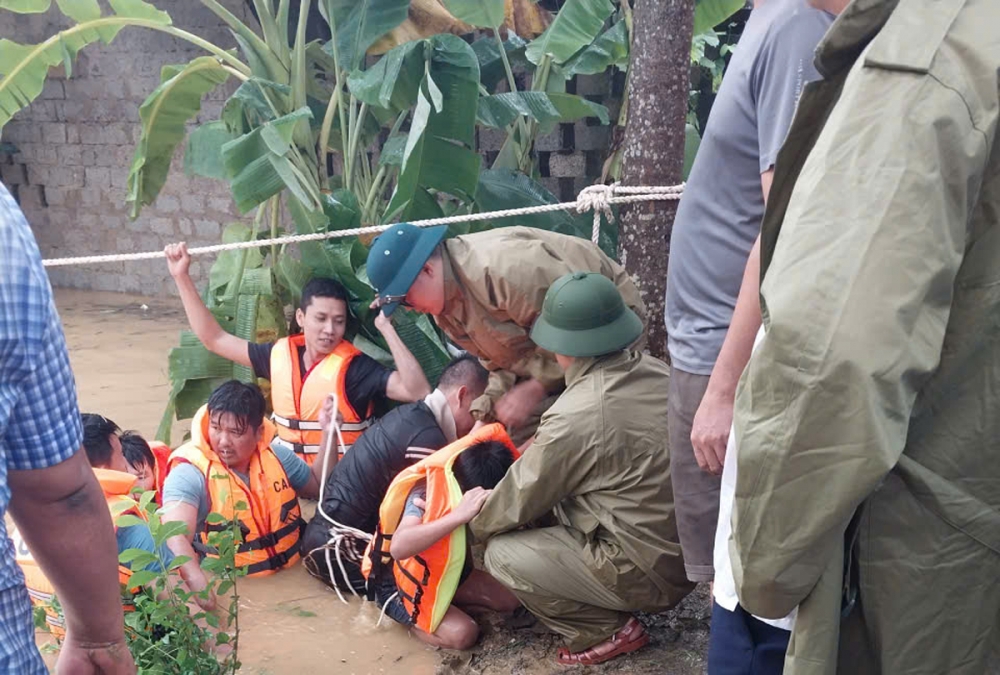 Quân quên mình xả thân vì dân giữa dòng nước lũ