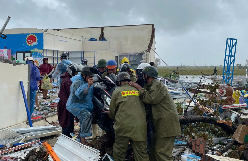 Quân quên mình xả thân vì dân giữa dòng nước lũ