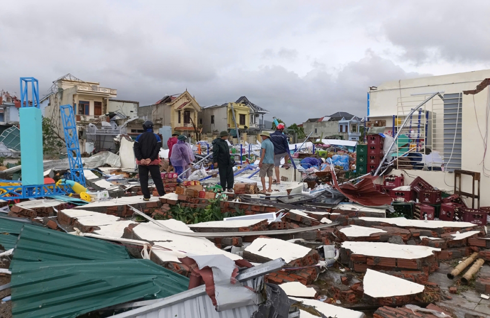 Quân quên mình xả thân vì dân giữa dòng nước lũ