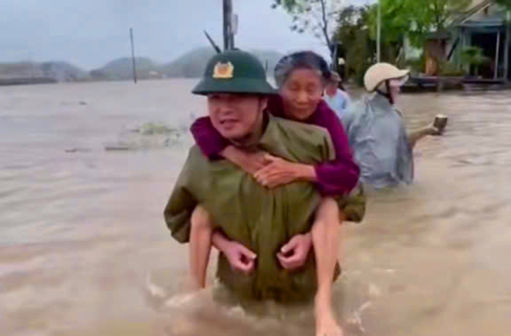 Quân quên mình xả thân vì dân giữa dòng nước lũ