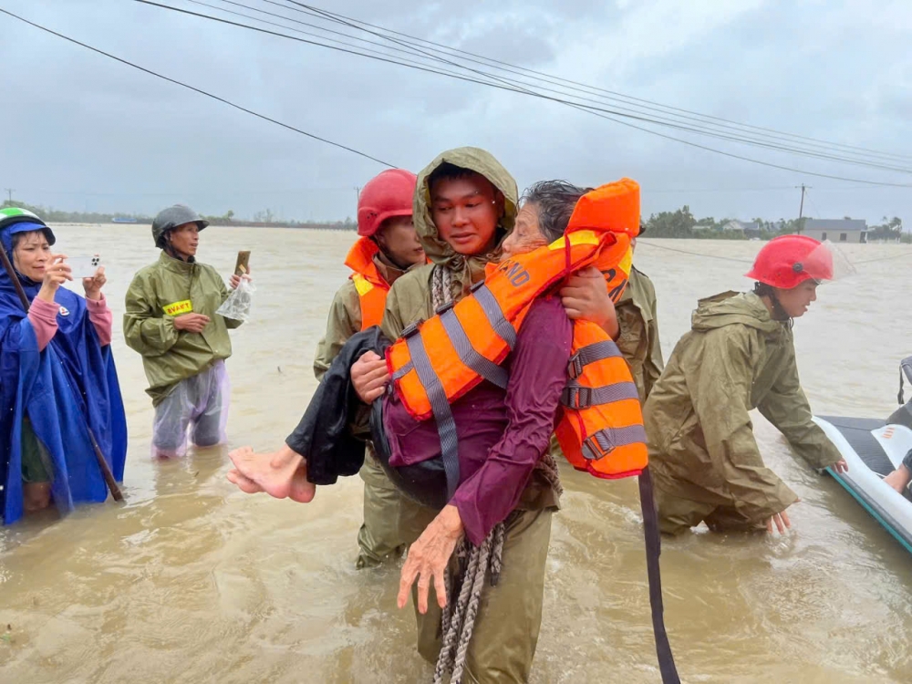 Quân quên mình xả thân vì dân giữa dòng nước lũ