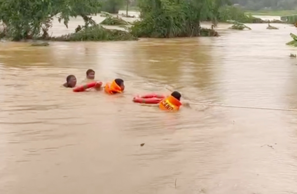 Quân quên mình xả thân vì dân giữa dòng nước lũ