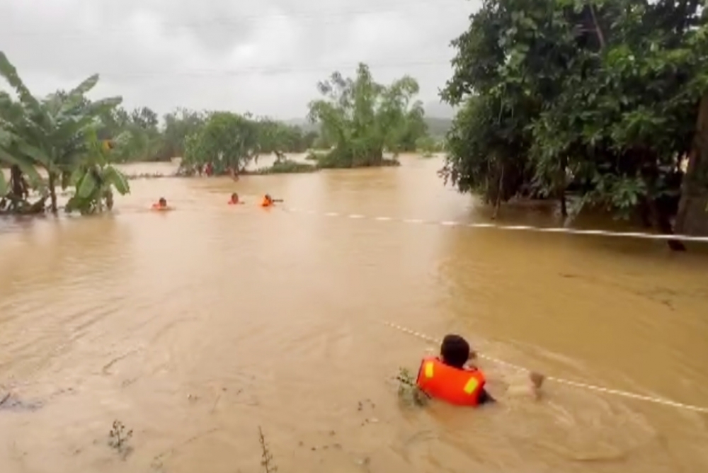 Quân quên mình xả thân vì dân giữa dòng nước lũ