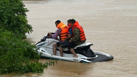 Quân quên mình xả thân vì dân giữa dòng nước lũ