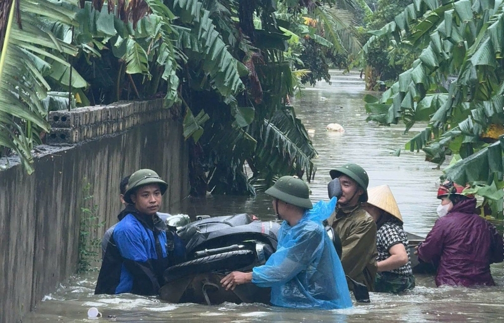 Thủ tướng chỉ đạo khẩn trương hỗ trợ Nhân dân khắc phục hậu quả bão số 10 và mưa lũ