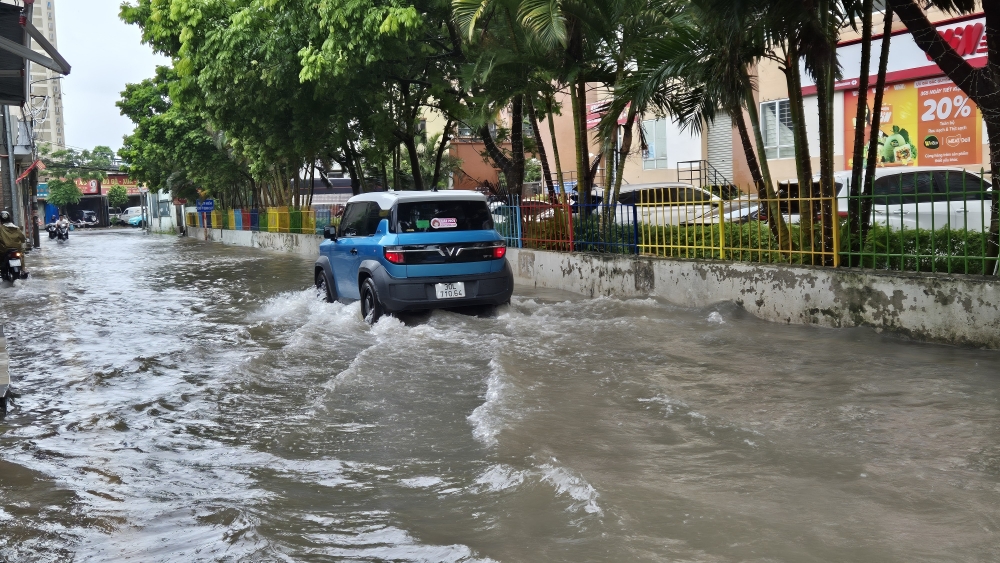 Cư dân chung cư ở Hoài Đức khổ sở vì cứ mưa là ngập